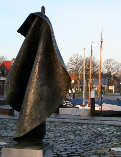 Ode aan weleer, 170 cm, 2000. Aangekocht: gemeente Elburg. Locatie: Haven Elburg.