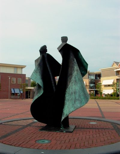 Rendez-vous, 250 cm, 2002. Opdracht: gemeente Dalfsen. Locatie: Burg. Backxlaan, Nieuwleusen.