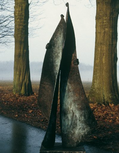 Two hold, 180 cm, 1996. Aangekocht door gemeente Warnsveld. Locatie: woon-zorgcentrum Den Bouw, Warnsveld.