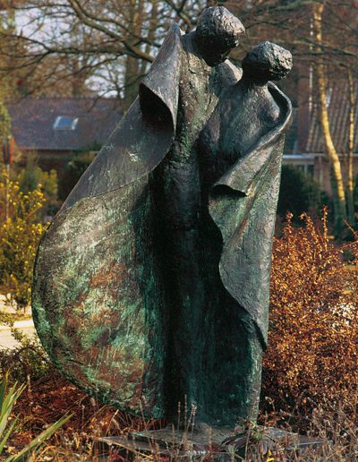 Zorgzaam, 176 cm, 1994. Opdracht: gemeente Bathmen. Locatie: Woon- en zorgcentrum 't Dijkhuis, Bathmen.